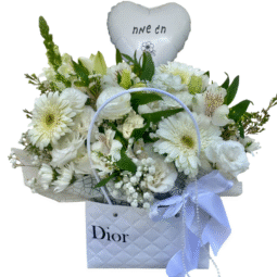 סידור פרחים לבן בתיק אופנתי - חג שמח