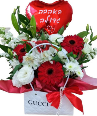 סידור פרחים לבן-אדום בתיק אופנתי