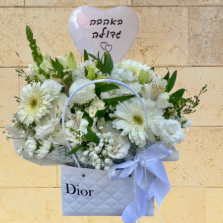 סידור פרחים לבן בתיק אופנתי
