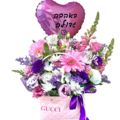 סידור פרחים ורוד-סגול-לבן בתיק אופנתי
