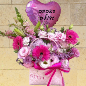 סידור פרחים ורוד בתיק אופנתי