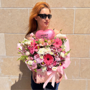 סידור פרחים ורוד בתיק אופנתי