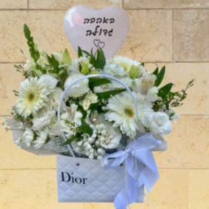 סידור פרחים לבן בתיק אופנתי