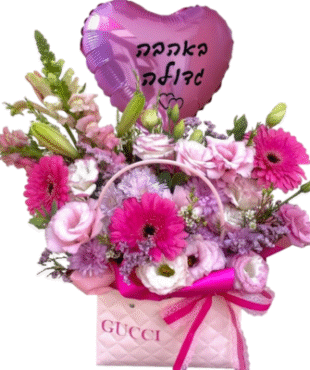 סידור פרחים ורוד בתיק אופנתי