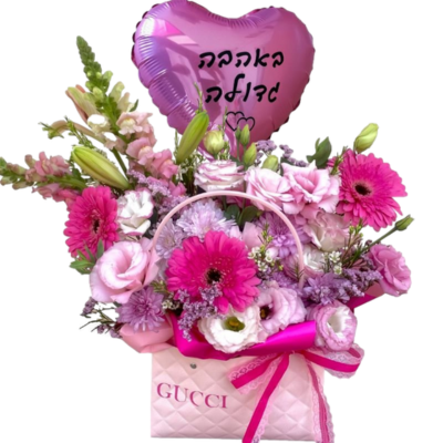 סידור פרחים ורוד בתיק אופנתי