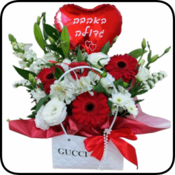 סידור פרחים לבן-אדום בתיק אופנתי