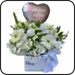 סידור פרחים לבן בתיק אופנתי