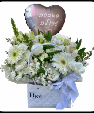 סידור פרחים לבן בתיק אופנתי