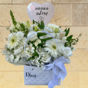 סידור פרחים לבן בתיק אופנתי