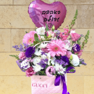 סידור פרחים ורוד-סגול-לבן בתיק אופנתי